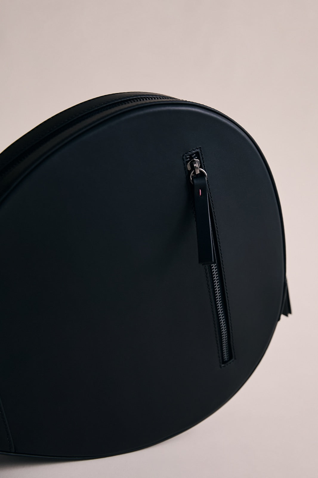 The zipped pocket of The Padelsmith Cover, close up